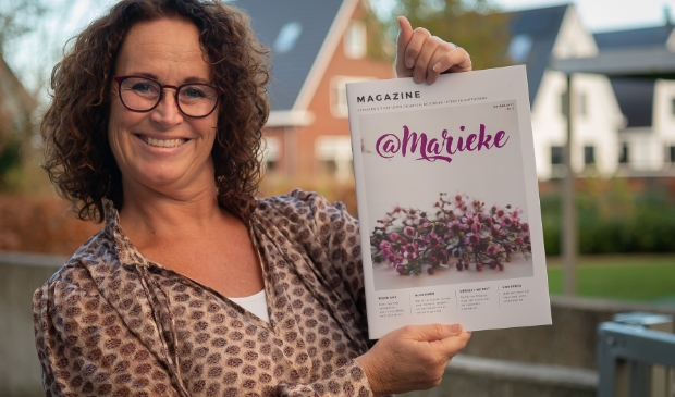 <p>Een terecht trotse Marieke Zwart met de tweede editie van haar magazine.</p> 
