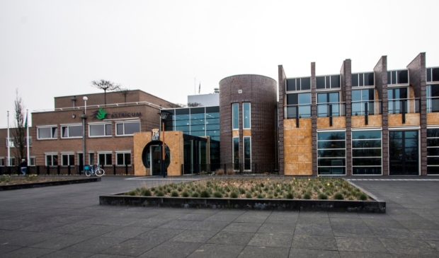<p>Een oranje gemeentehuis vraagt voor aandacht voor geweld tegen vrouwen.</p>