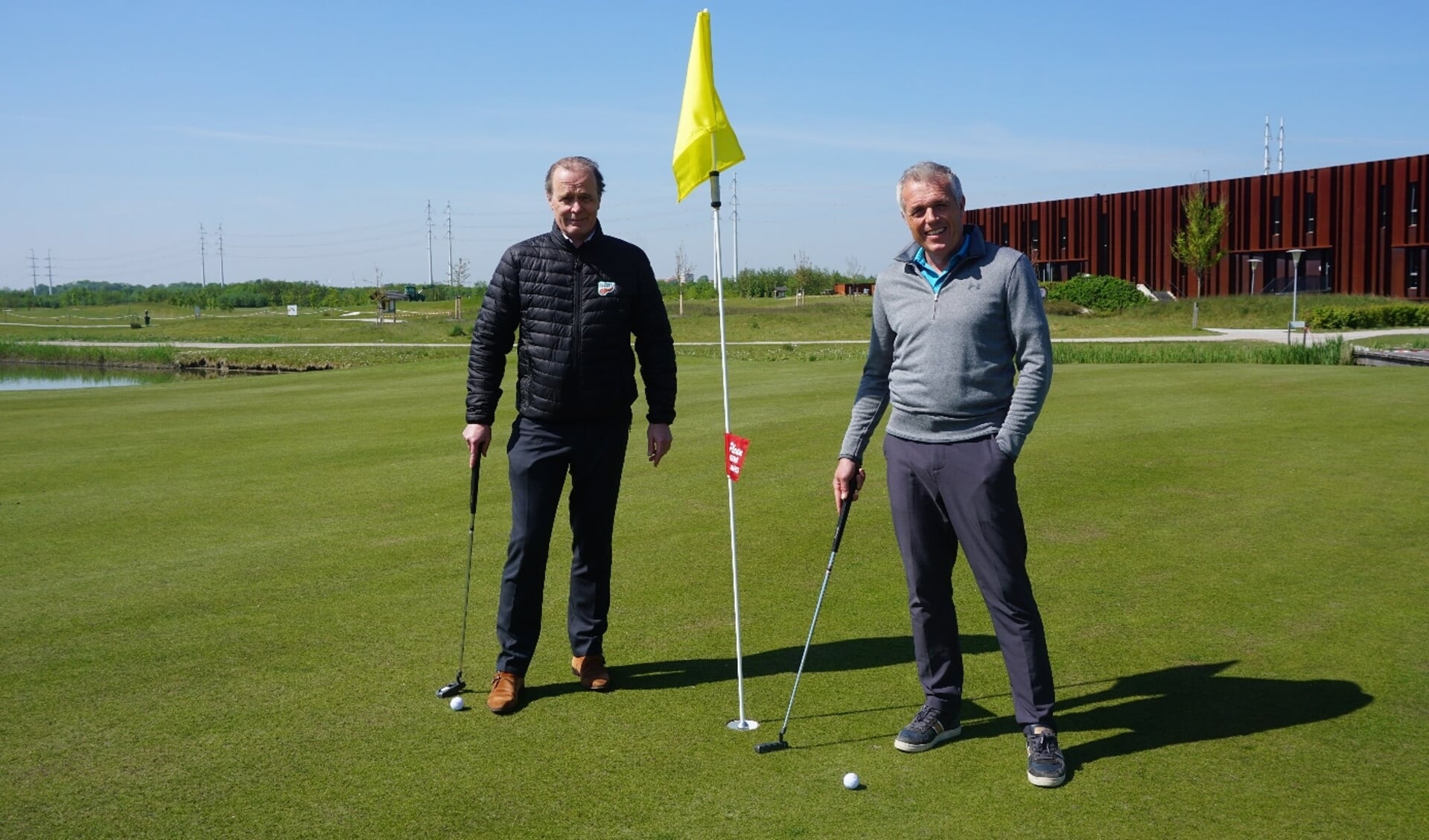  Prof. dr. Casper van Eijk en directeur Onno Jacobs van Golfbaan Bentwoud.