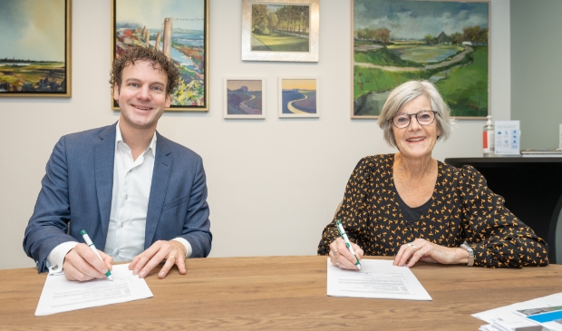 <p>Wethouder Beemsterboer ondertekent met mevrouw Paauw de anterieure overeenkomst.</p> 