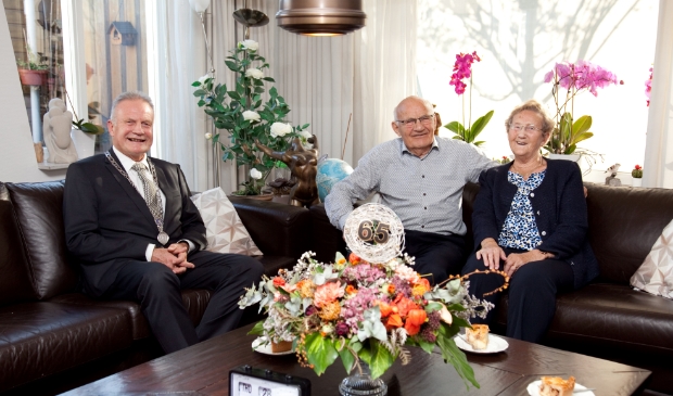 <p>Burgemeester Heldoorn (links) op bezoek bij het jubileum-echtpaar.</p>