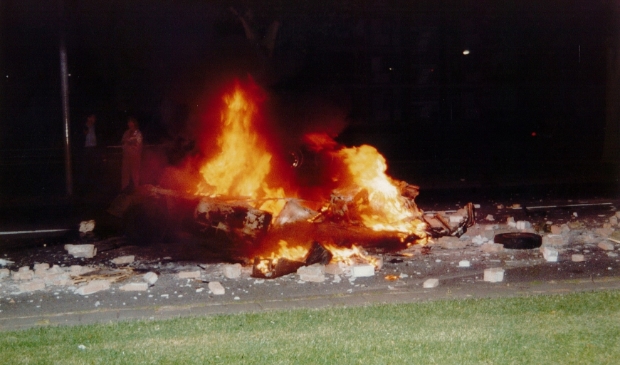 <p>Foto uit Heemskring 66. Een beeld uit 1991. Terugkerend uit de wijk Breedwee, voerde de door liefdesverdriet verblinde shovelrijder een brandend autowrak mee in zijn laadbak.</p>