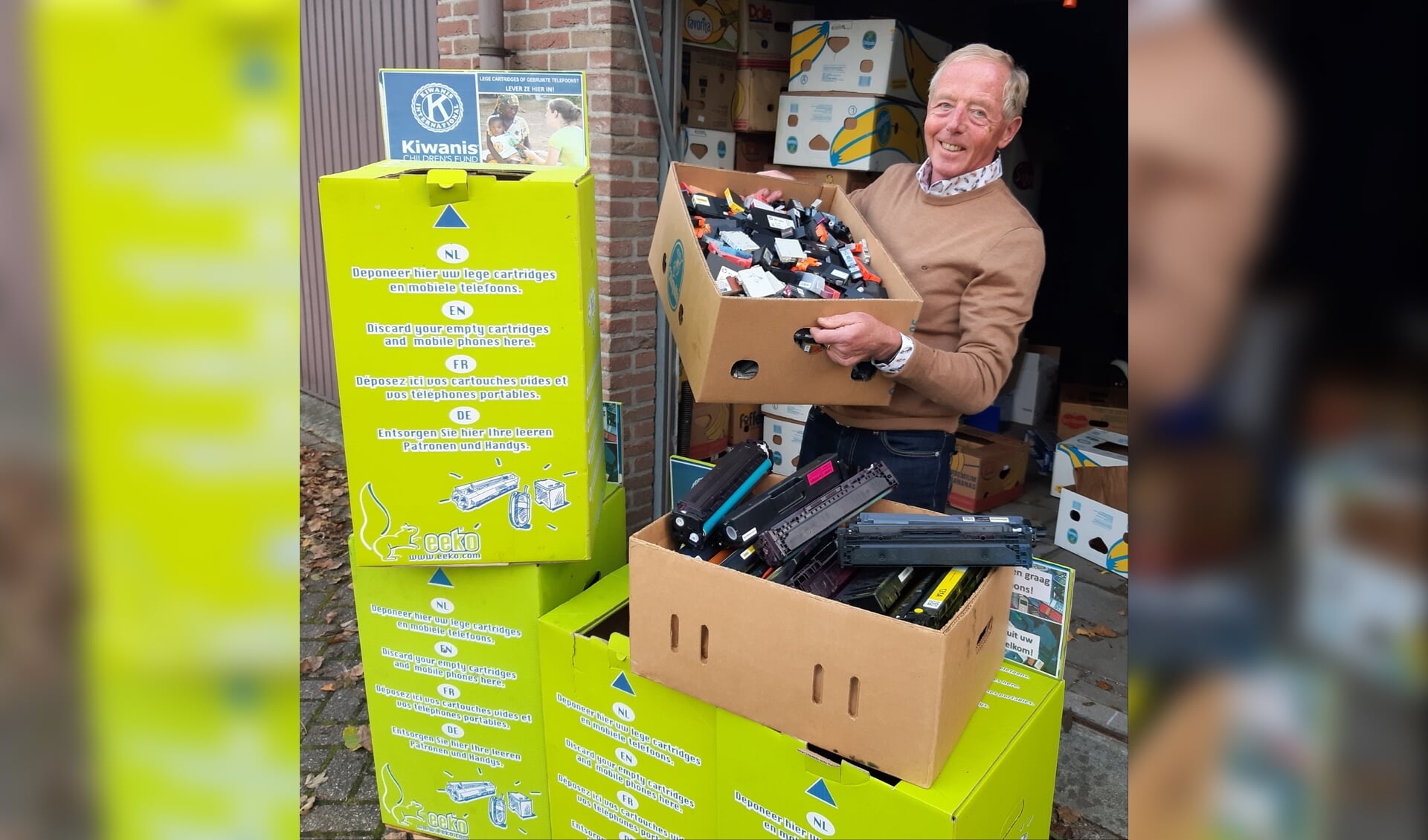 Koudekerker Piet Smit van Kiwanis is namens de inzamelaars heel trots dat de mijlpaal van 100.000 ingezamelde telefoons en cartridges is bereikt. 