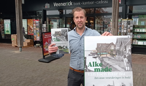 <p>Joris Koek met zijn boek.</p>
