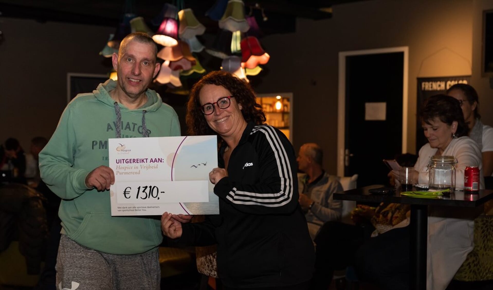 Marieke Zwart en Chris Sibbele tonen de cheque met het bijeen gespinde bedrag. Door online donaties kan het nog verder oplopen.