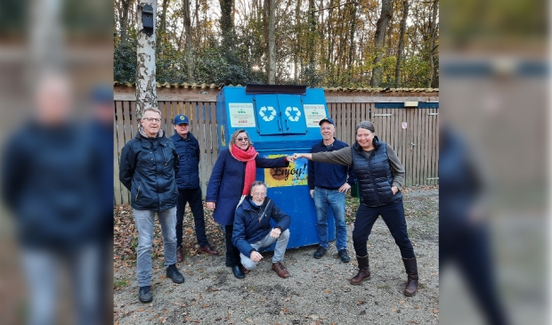 <p>Wieteke van der Molen, directeur van Dopersduin, rechts, maakte voor Hanja en Henk Jong, in het midden, de plaatsing van de container mogelijk. </p>