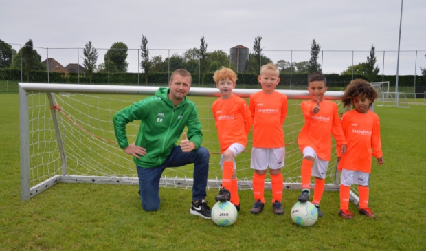 <p>Voetbalvader Bas Putter sponsort Nederland.</p>