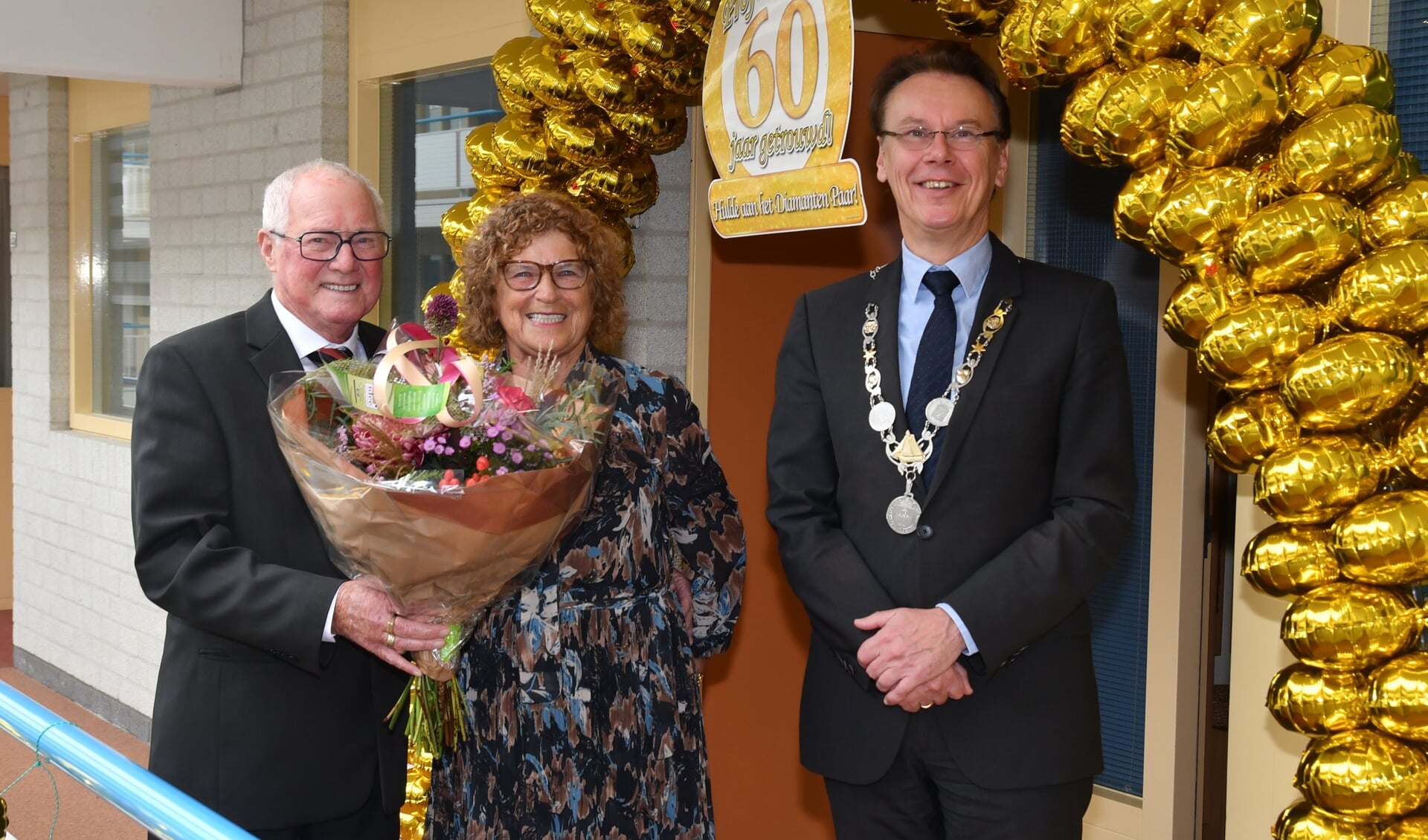 Tijdens 60-jarig huwelijksdag de felicitaties van burgemeester Wortelboer.