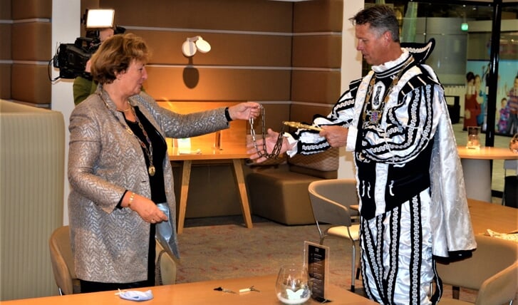 Burgemeester Spies overhandigd de sleutel van de stad aan Prins Cascar van de Cascarvieten. 