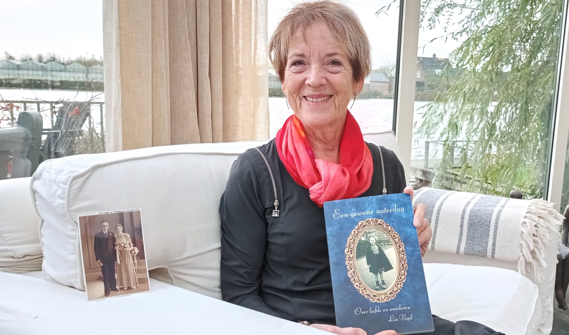 Lia Brouwer - Vogel met haar nieuwe boek. In haar werk beschrijft Lia hoe het gezinsleven zich voltrok. 