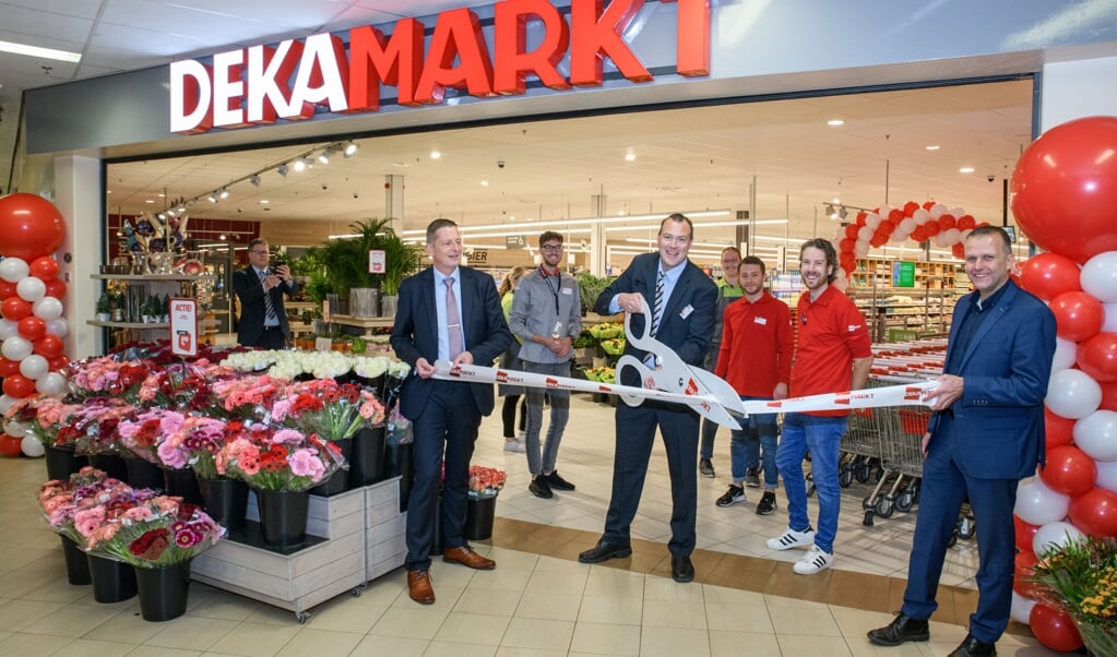 Onder toezicht van diverse omwonenden knipte supermarktmanager Martijn Schelfhout het lintje door en heette iedereen welkom in zijn nieuwe supermarkt. 
