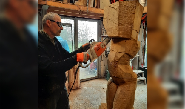 <p>Soms moet de zaag de spanning opvoeren in het hout. </p>