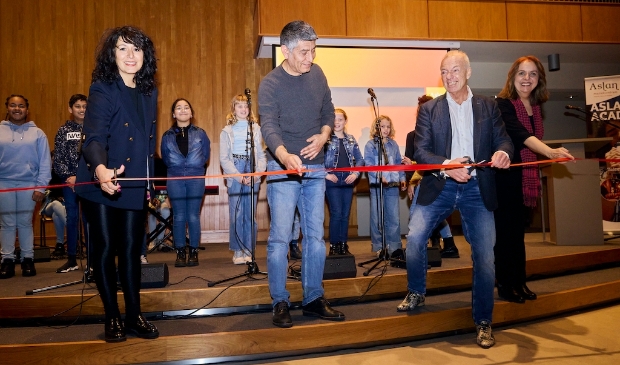 <p>Touria Meliani en Ronald Mauer knipten samen het lint door voor de officiële opening.</p>