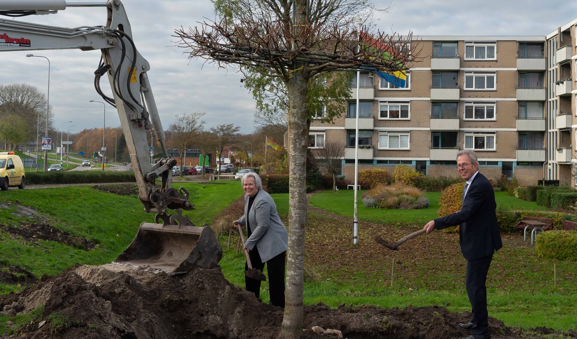 Burgemeesters Karen Heerschop en Don Bijl schepten mee bij het planten van de verbindingsboom tussen Beemster en Purmerend. 