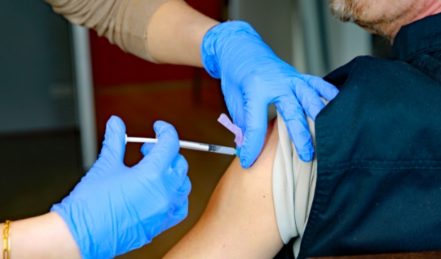 <p>Vanaf begin december kunnen Haarlemmers bij de ijsbaan terecht voor een boosterprik en reguliere vaccinaties.</p>