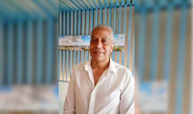 <p>Meneer Salcedo heeft al meerdere Amsterdammers geholpen, daarvoor heeft hij vorige jaar al een heldenspeld gekregen.</p>