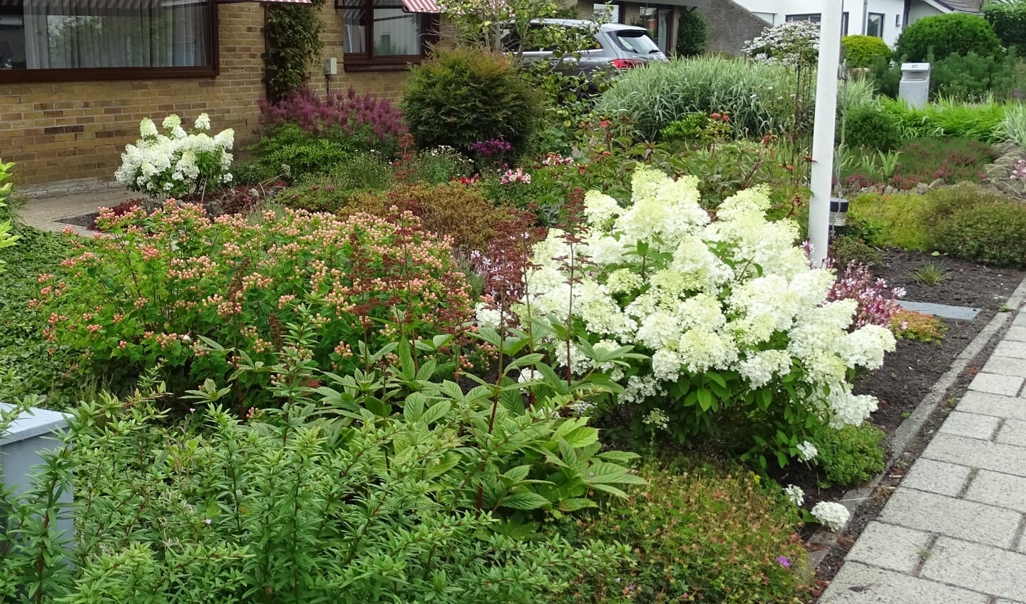 De tuin van de familie Stolwijk aan de Rozenlaan bleek de mooiste door alle seizoenen heen.