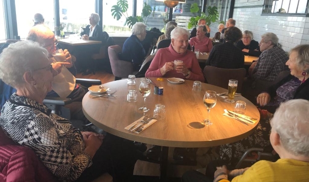 <p>Mevrouw Van den Berg met haar medebewoners in de Kop van de Haven.</p>
