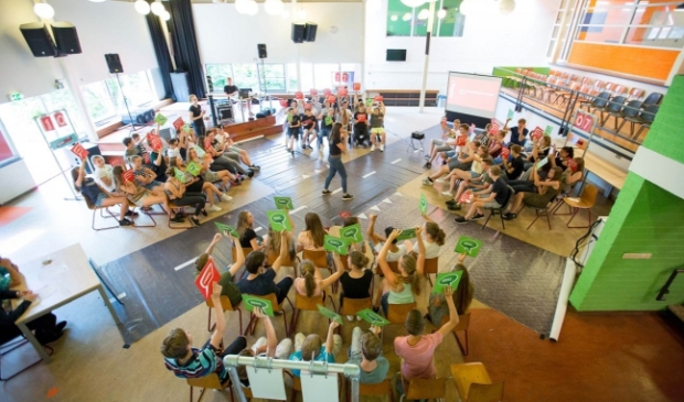 <p>Scholieren debatteren over verkeersveiligheid.</p>
