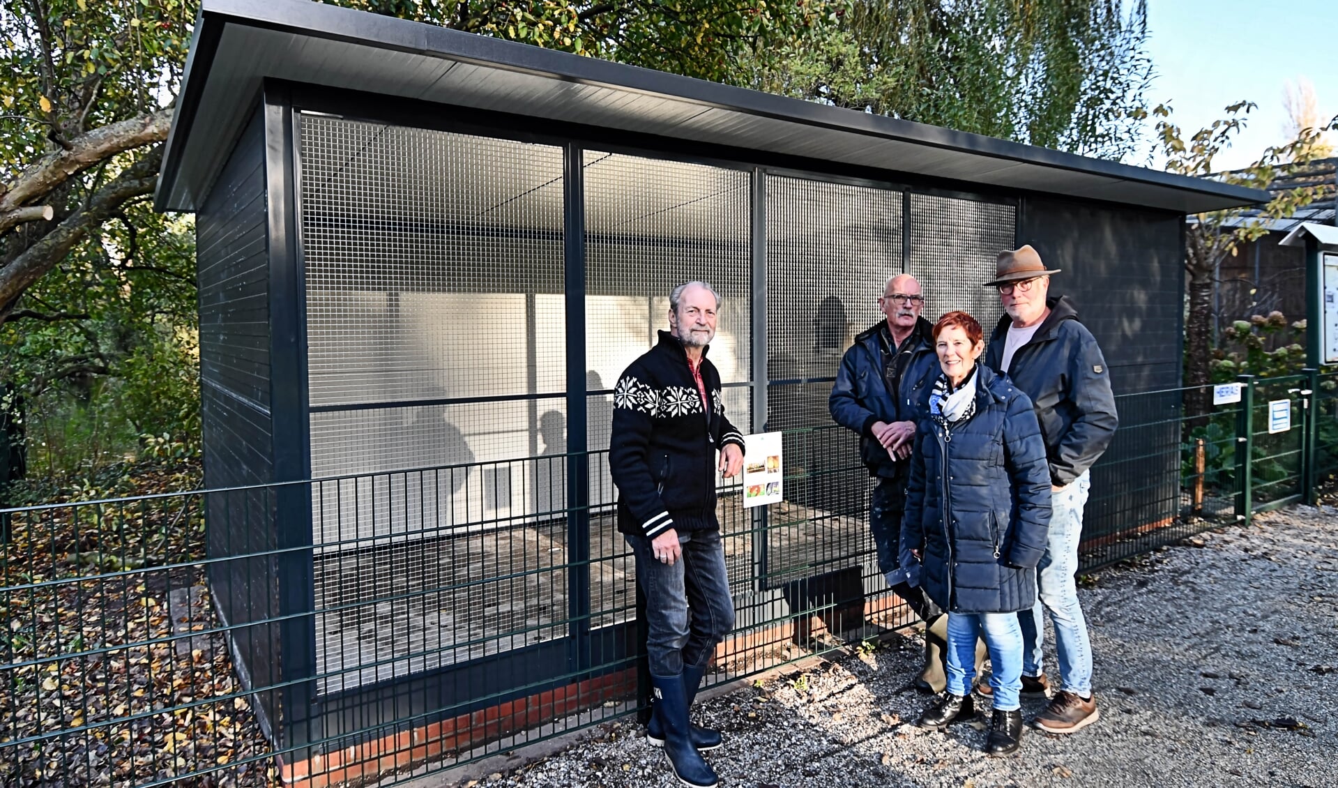 (v.l.n.r.) Vrijwilligers Ad van der Ploeg, Kees Boelens, voorzitter Inge van der Ploeg en secretaris Ben Snijder voor de nieuwe volière.