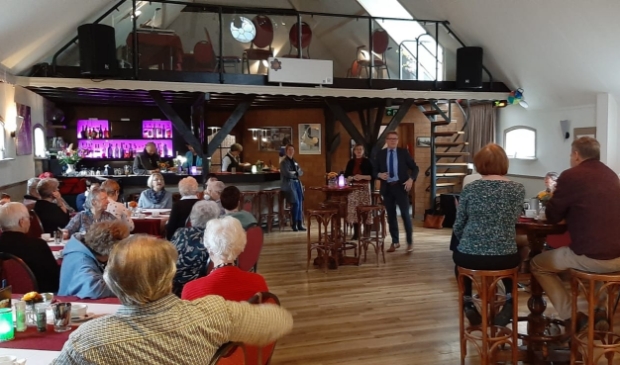 <p>De mantelzorgers kregen woorden van waardering van wethouder Gerben van Duin.</p>