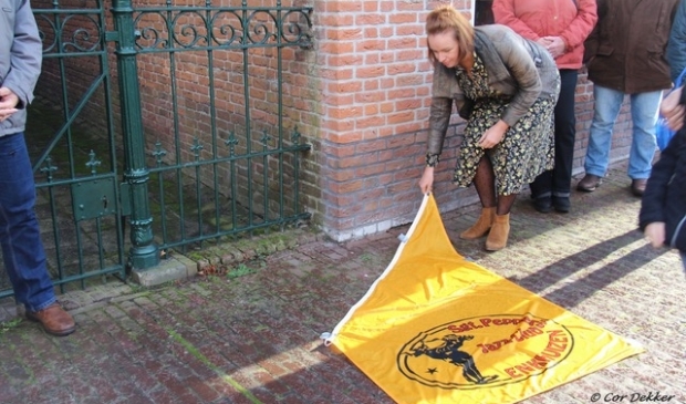 <p>Anne-Marije Kouwenhoven-van der Ploeg, voormalig zangeres van de Enkhuizer Oriëntal Jazzband, onthult steen voor Fitzgerald.</p>
