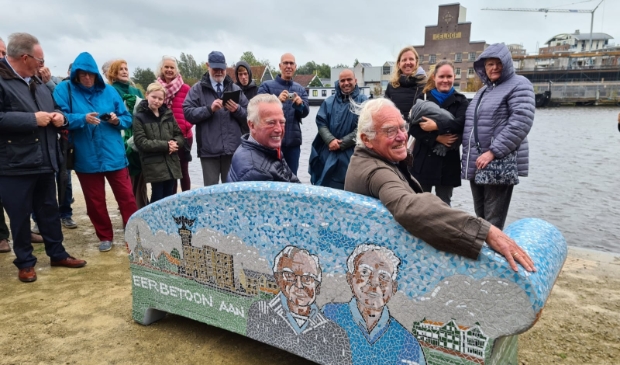 <p>Het was een grote verrassing voor Joop en Henk die compleet werd toen ze zagen dat hun portretten op de achterkant van de sofa gemozaïekt zijn. </p>