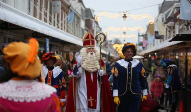 <p>Een drukte van jewelste bij het Sinterklaas-feest in de Generaal Cronjéstraat!</p>