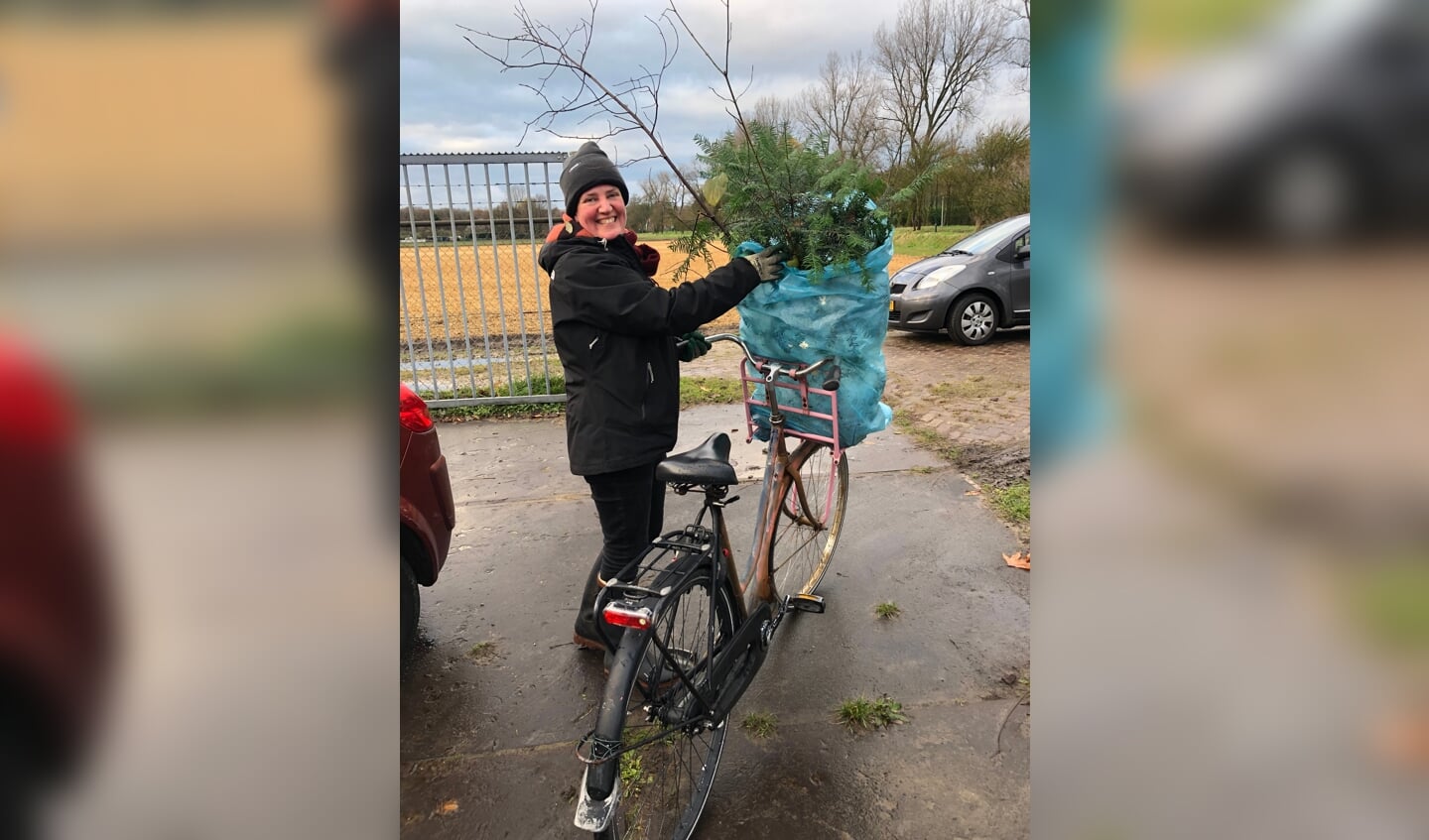 Marijke Monch blij met haar nieuwe boompjes.