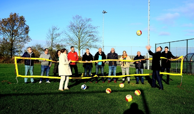 Wethouders Annette Groot (linksvoor) en Jasper Nieuwenhuizen (rechtsvoor) sloegen vast een balletje over.