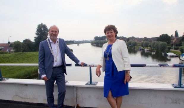 <p>'Het is goed om te merken dat zowel de gemeentebesturen als de inwoners naar elkaar toegroeien', aldus burgemeesters Blase (l) en Kompier.</p>