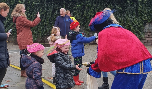 <p>De kinderen waren erg blij de Sint en de Pieten te zien.</p>