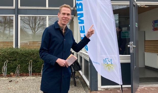 <p>Wethouder Nils Langedijk bij het stemlokaal: "Als je mee wilt beslissen over Dijk en Waard, breng dan vooral je stem uit!"</p>