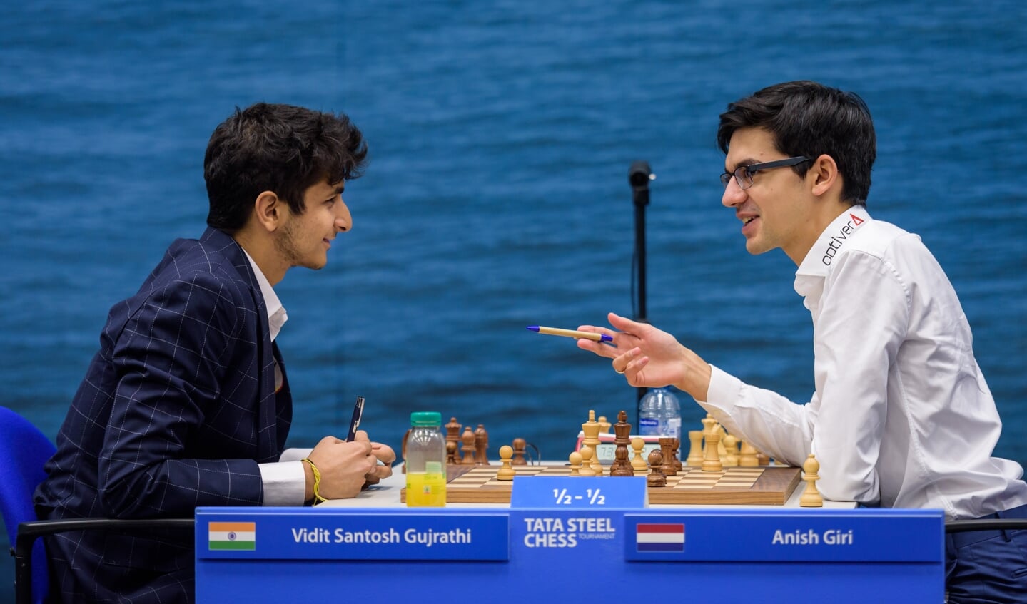 Vidit tijdens het Tata Steel Chess Tournament tegen Giri (rechts).