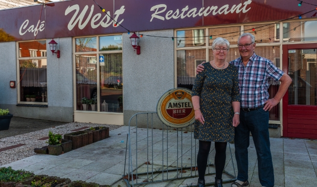 <p>José en Kees Vlaar voor hun Café Restaurant West.</p>