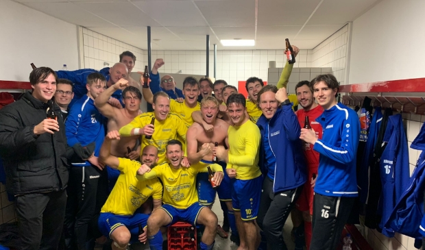 <p>Feestvreugde in de kleedkamer van Floreant na de zege op Hazerswoudse Boys.</p>