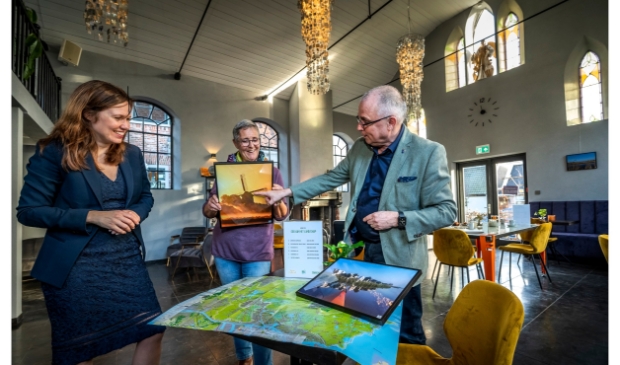 <p pstyle="PLAT">Wethouder Jeroen Schalkwijk opende de expositie ‘Een lokale ode aan het landschap’ in het Valerius Boutique Hotel.</p>