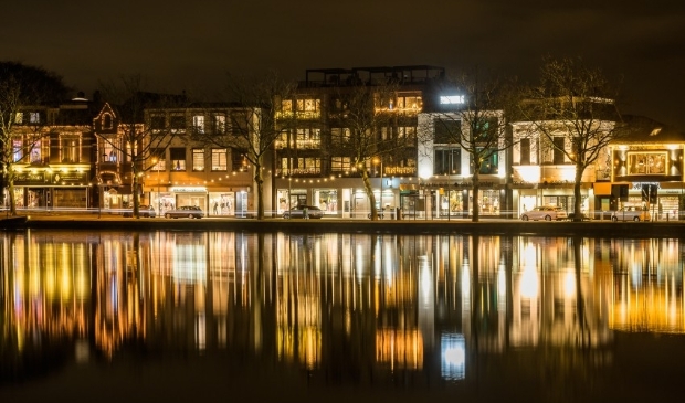 <p>De Zaanbocht sfeervol verlicht.</p>