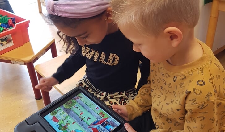 Leerlingen van IKC De Vaart spelen educatieve spelletjes op de iPad.