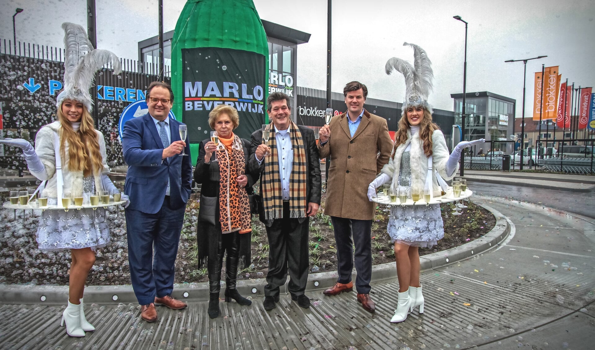 Geflankeerd door champagnedames proosten Serge Ferraro, Marry en Loek Scholten en Jeroen Quist op de toekomst van Marlo.