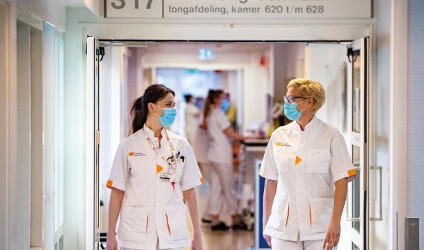 <p>Rosanne (links) en Kim hebben als verpleegkundigen al heel wat meegemaakt op de corona afdeling. Samen staan ze sterk.&nbsp;</p> 