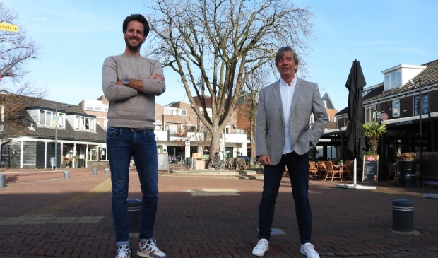 <p>De twee hoofdrolspelers van het Ondernemersfonds en de Ondernemers Vereniging Castricum gebroederlijk bijeen. Links Sander Weel, rechts Leo van Schoonhoven. </p>