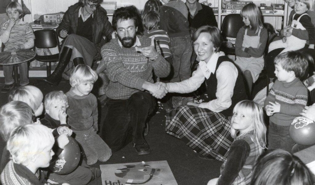 Opening 't Stokpaardje in november 1981. Wethouder Jan van Eeden schudt de hand van de voorzitster.