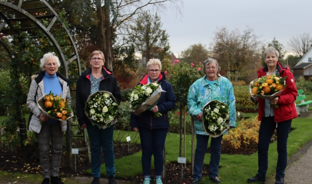 <p>Willemien Gerts, Gemma van Midden, Willie van de Groep, Wil Slappendel en Els van Ofwegen bij het Rosarium in Boskoop.</p>