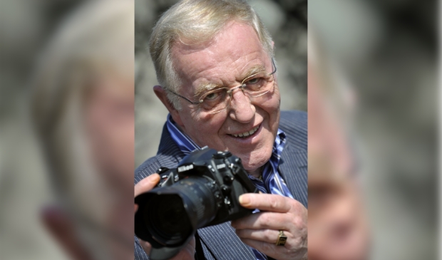 <p>Ton R. Vermij zoals velen hem herkennen: altijd met de fotocamera paraat.</p>