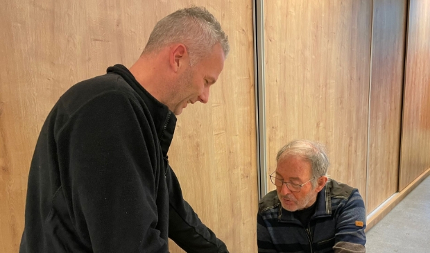 <p>Links op de foto staat Martijn van den Berg, voorzitter LTO Noord HLS, en de man die de bloembollen in ontvangst neemt is Co Deurloo. </p>
