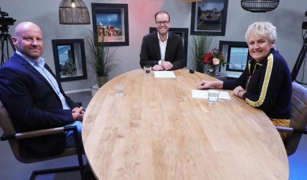 <p>Klimaatburgemeester Frank Drost (links) aan tafel bij Sander Verschoor van Omroep Castricum.</p>