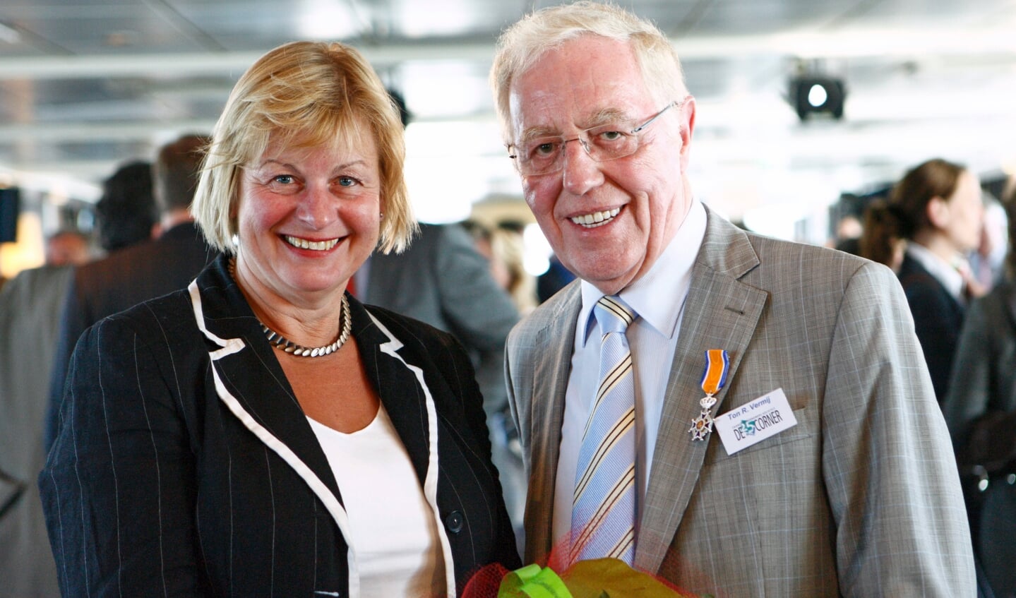 Uit handen van burgemeester van Zaanstad Geke Faber kreeg Ton R. Vermij zijn koninklijke onderscheiding.  