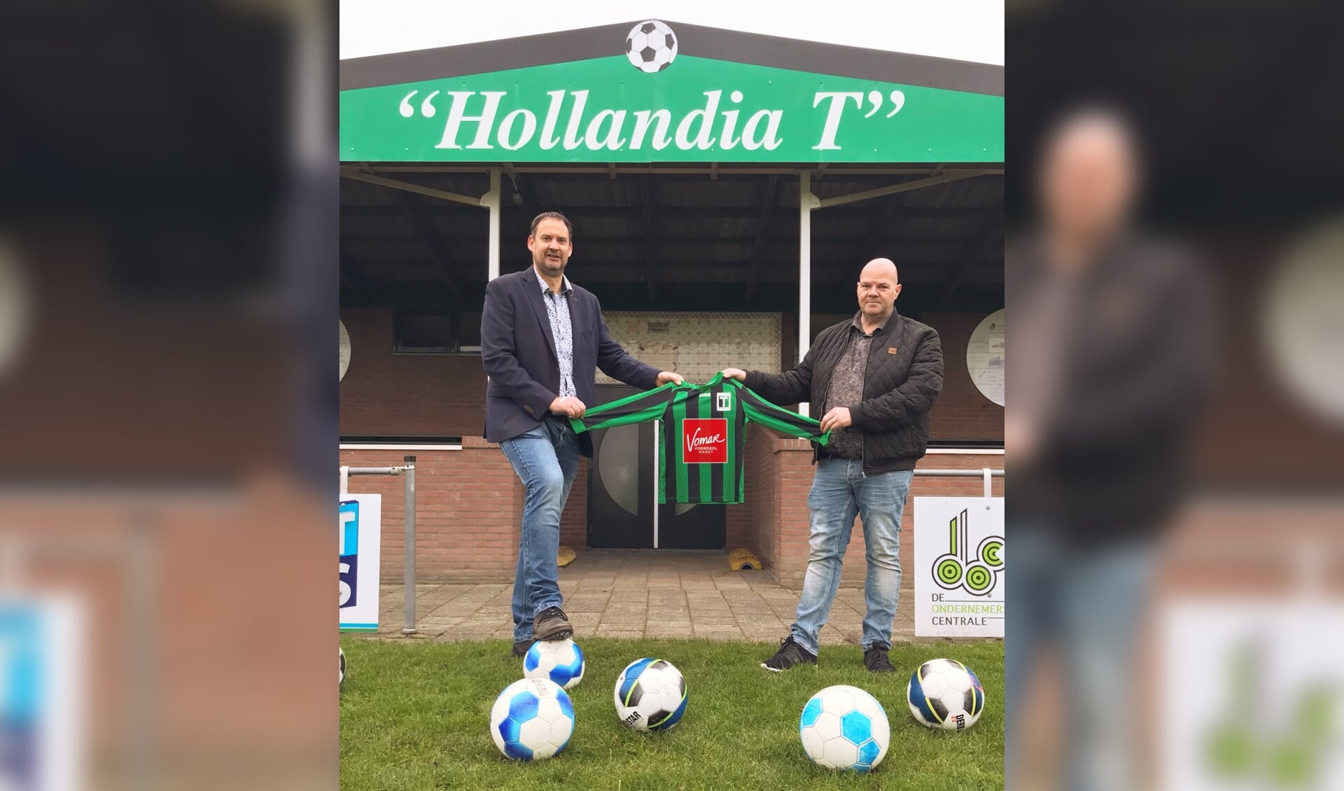 Voorzitter van Hollandia T, Arnold Hoorn, overhandigt het eerste Vomar wedstrijdshirt aan Jacob-Jan de Vries, straks Filiaalmanager van Vomar Tuitjenhorn 