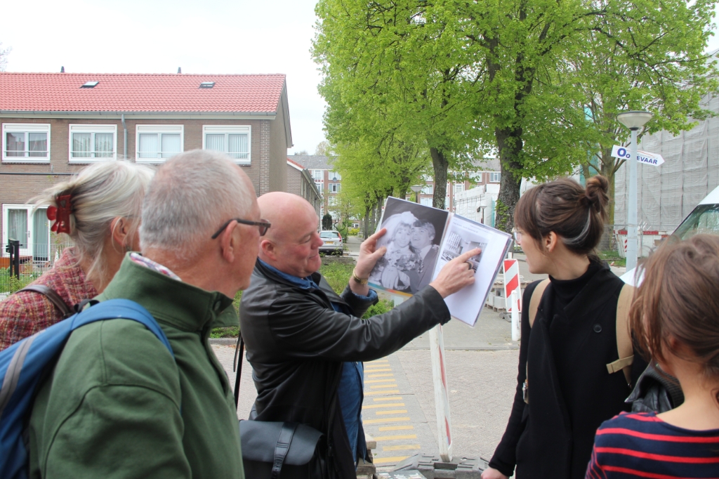 <p>Eén van de gidsen van Van Eesteren Museum legt van alles uit tijdens een wandeling door de buurt. </p>
